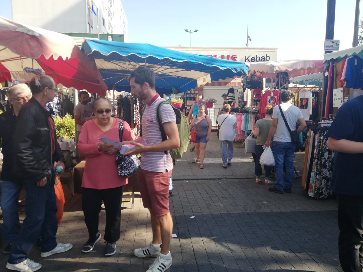 Generation_s60's tweet photo. Distribution matinale et unitaire ce matin sur le marché d'Argentine à #Beauvais

Les différentes composantes de la gauche, rassemblées, pour faire connaître la charte d'engagement aux https://t.co/EnQ54Pvf18.s et poursuivre avec eux.elles le dialogue ...

#Municipales2020 https://t.co/knLNq31xDQ