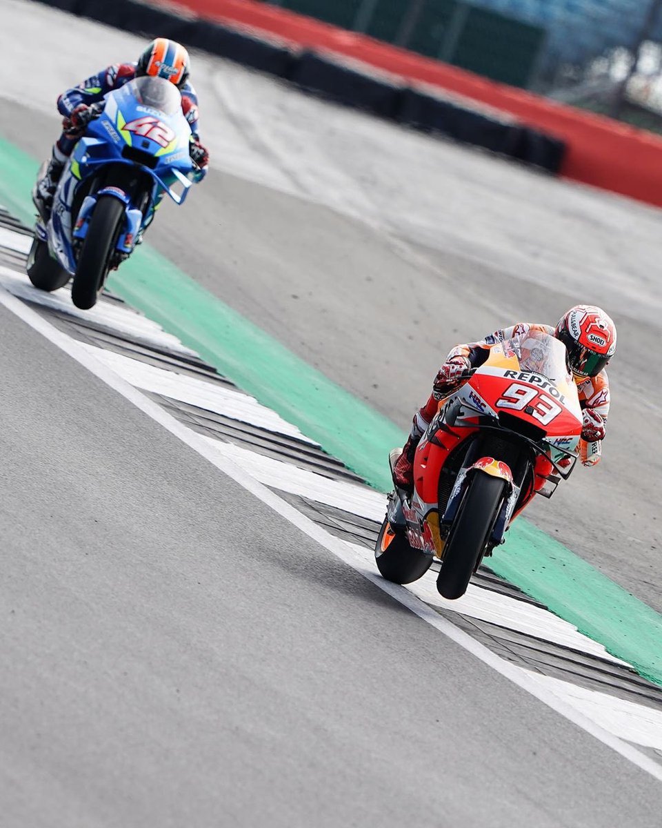 hakubamotor's tweet photo. Escoge tu la foto de la carrera, porque nosotros no podemos decidirnos. ๐
#SILVERSTONE2019
@HRC_MotoGP
@HondaMotosES https://t.co/eynJhVT7sA