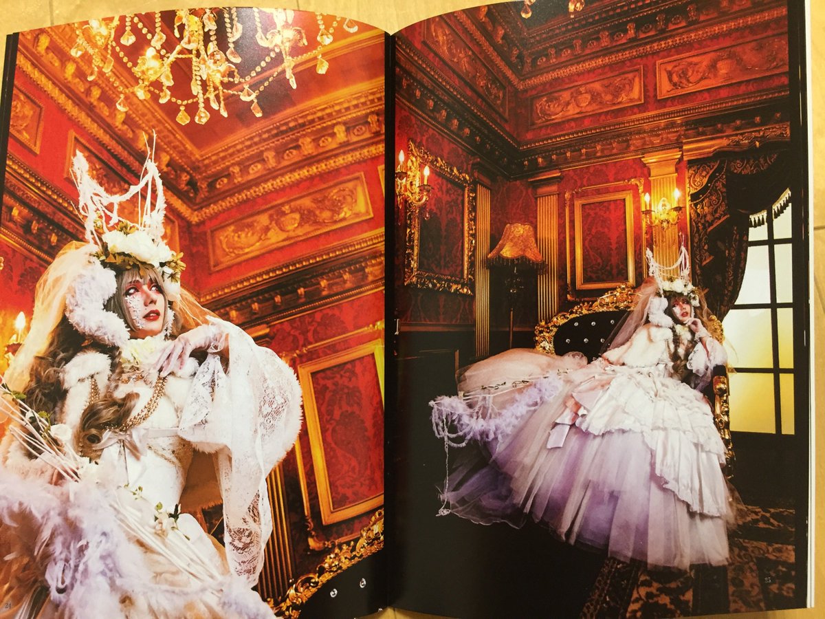 photon_web's tweet image. 自分も参加させてもらった写真集を頂いた！
写真集やROMはだいたい自分で作ってきたので、こうやって自分の写真をかたちにしてもらうのって新鮮。
客観的に自分の写真が見れる。