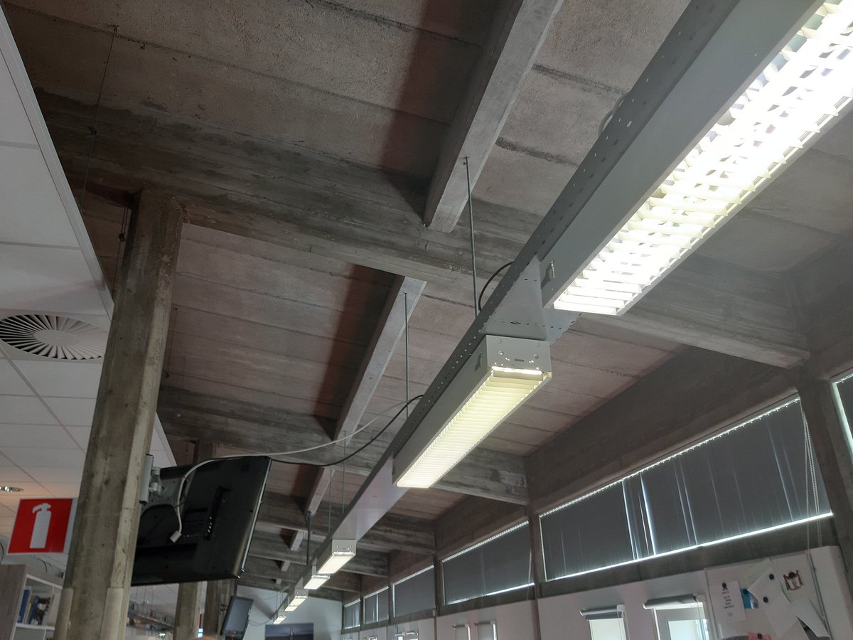 ClaudiaMJS's tweet photo. Heerlijk werken onder de betontegelkachel. Met 'klimaatsturing'. #Pzem Ik druip af. https://t.co/5zJ4dUXMeL