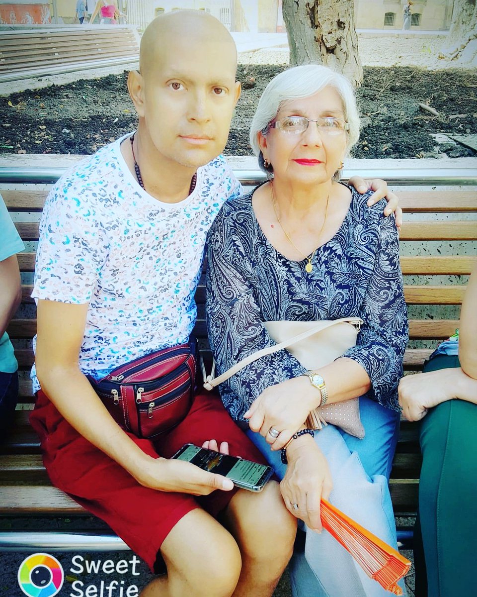 Ella es mi tía Gladys, hermana de mamá. Lo dejó todo (hasta se jubiló) para venir a cuidarme.
Gracias a ella esta enfermedad, que me ha quitado mucho, no me ha robado la dignidad. Sé que ya no soy el que conocieron. Pero este es el look de la guerra y cuando la gane todo volverá