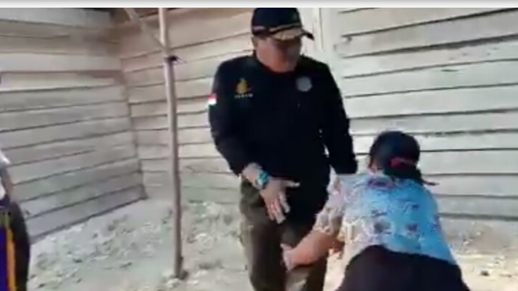 makLambeTurah's tweet photo. VIRAL VIDEO Kebaktian Dibubarkan Paksa di Riau. Ibu-ibu: Tuhan Yesus Tolong, Pak Jokowi Tolong!
https://t.co/7ZfsBCze6x https://t.co/D71NGwe9uX