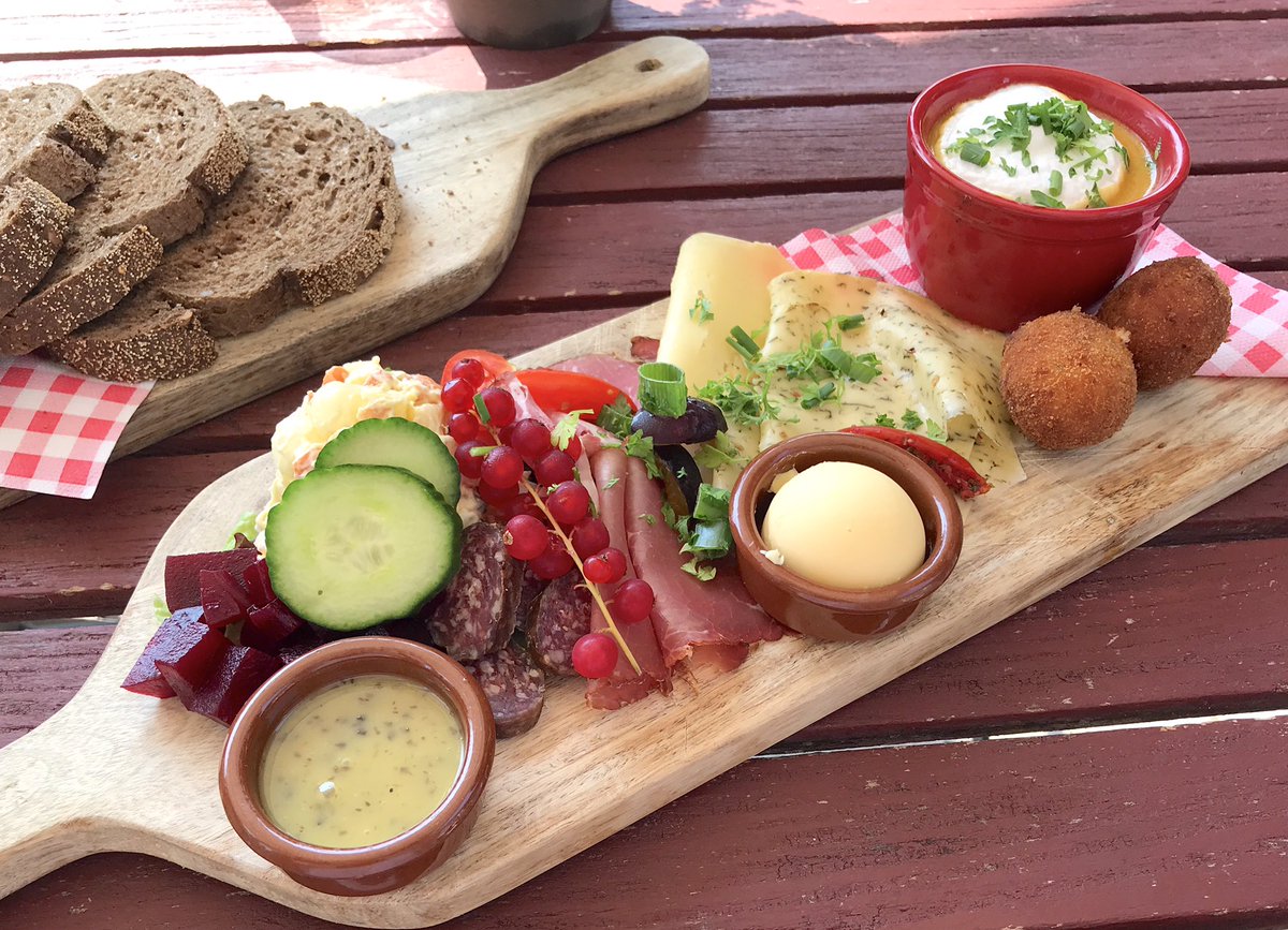 Eine vorzügliche Platte mit den hofeigenen und anderen regionalen Produkten, serviert im Gasthaus De Buitenman. Die Bitterballen sind mit einer Paste aus Spargel und Schinken gefüllt. Sehr lecker! #buitenman #brabant #genuss