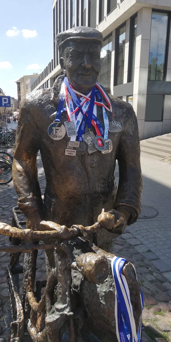 poznanmaraton's tweet photo. Centrum @MiastoPoznan Stary Marych z medalami @poznanmaraton #miastopoznan #poznan #symbol #marathonpoznan #maratonpoznan #maratonypolskie #maratonczyk #runners https://t.co/zzPgipwWaU