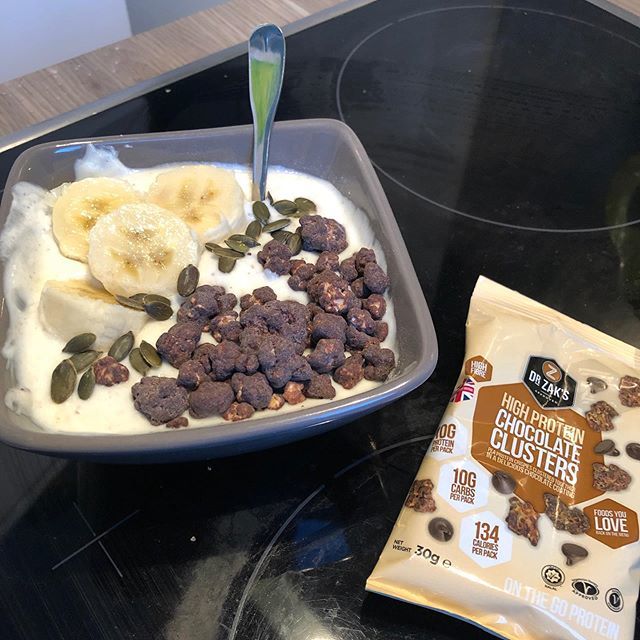ProteinBoxFR's tweet photo. C’est sympas comme petit déj, pour bien commencer la semaine, non? Des petits clusters protéinés et croustillants au chocolat, dans du fromage blanc...😍.
Bon courage les sportifs pour cette nouvelle chaude semaine!💪🏻 Hydratez vous bien!
💪🏻
#fit #fitn… https://t.co/wzyY4dpp4C https://t.co/PBqvxIFqAP