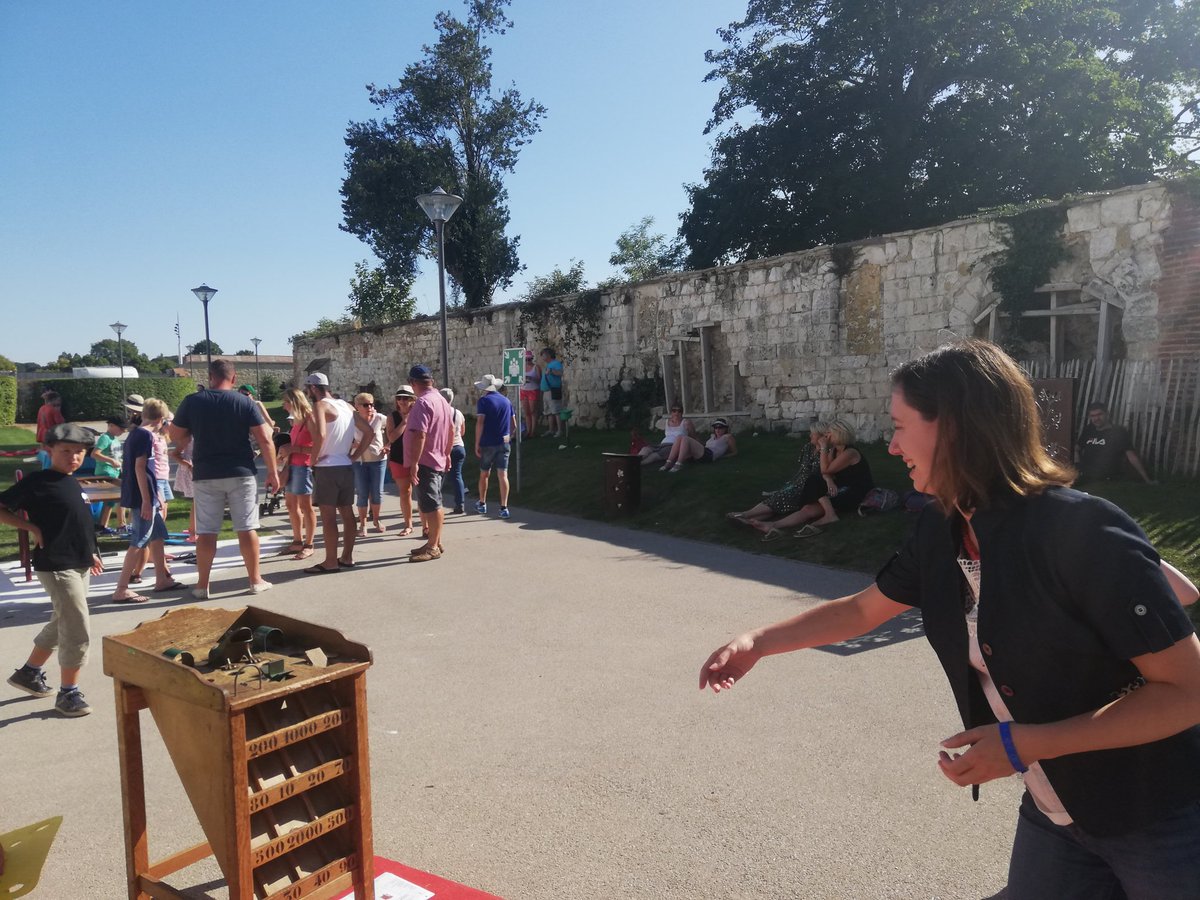 Generation_s60's tweet photo. Présent.e.s ce week-end avec @roxane_Lundy au festival Malices et Merveilles à #Beauvais

L'occasion d'assister à de très belles représentations des arts du cirque et de la rue sous le soleil beauvaisien ☀️🎪 https://t.co/cCSGGpy8zP