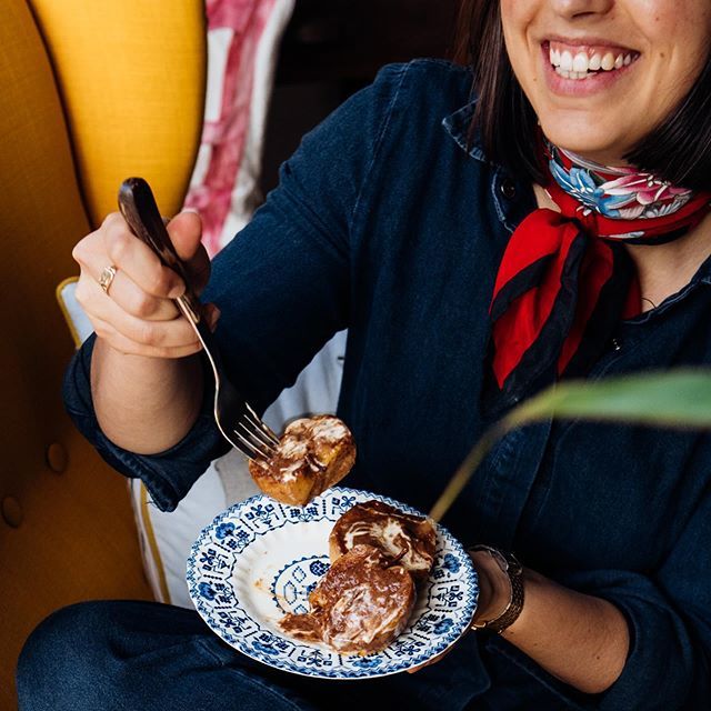 amyzing's tweet photo. Approximately this happy about picking apples from Maria’s (@gewurzhaus) backyard, baking them with rum, butter and spices and then eating them. ✨ #socialfields #gewurzhaus https://t.co/fntnhLsPWJ https://t.co/rucVug6Mjd