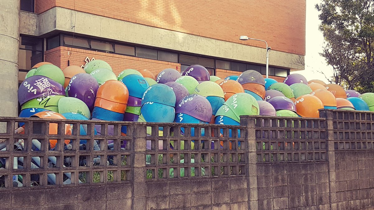 imaisonline's tweet photo. [Imagem da Cidade]

Na era do telefone celular, orelhões encontram seu descanso final no antigo prédio da Telesp na Rua 11 de junho, em Indaiatuba.

Foto: https://t.co/VMtDB3t6qm

#indaiatuba #orelhao #telesp #nostalgia https://t.co/pC04oDvTE9