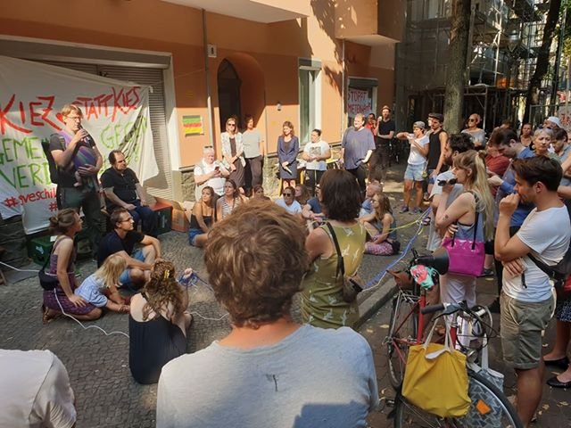 Vielen Dank an Alle, die sich gestern mit uns gegen #Verdrängung stark gemacht haben, eure Unterstützung ist Gold wert! Gemeinsam für das #Vorkaufsrecht und gegen #mietenwahnsinn kämpfen, denn #wirbleibenalle!

#KiezstattKies #leine8bleibt