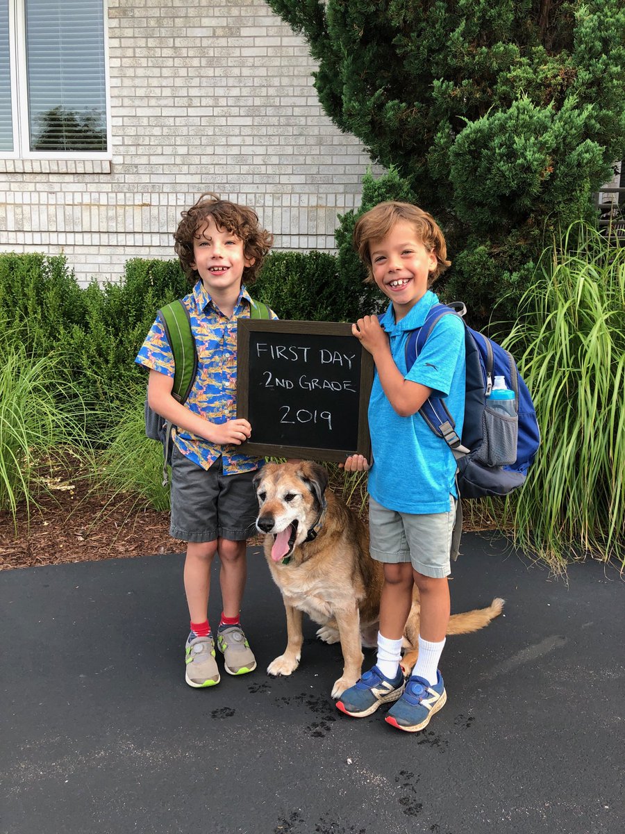KatharineStrunk's tweet photo. And they’re off! First day of 2nd grade. #oldhats #MurphyElementary https://t.co/zpsOtyHDvp