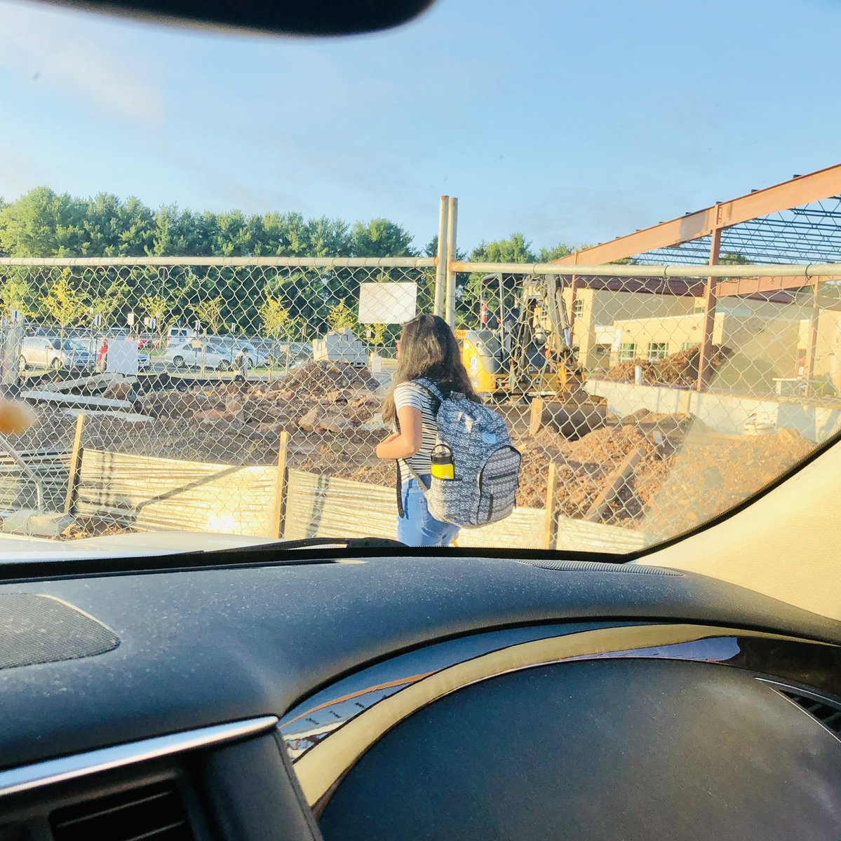 PrernaSChauhan's tweet image. @RockyRunMS #firstdayfairfax ugh how is she in Middle School already? 🤦🏾‍♀️😢 #firstdayof7thgrade #slowdowntime #eesha #middleschool (cc: @fcpsnews )