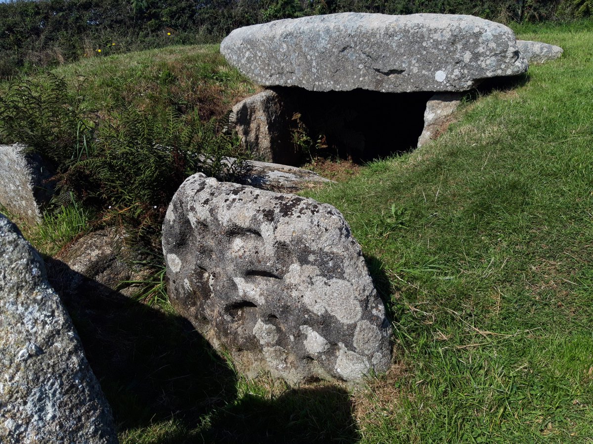 Within sight of Gun Rith and The Merry Maidens is Tregiffian Burial Chamber. Urns discovered here dated at c.4000 years old. The cup-marked stone in Pic 2 is possibly early rock art or even a kind of calendar. Partly destroyed by the road in the 19thC sadly. #PrehistoryOfPenwith