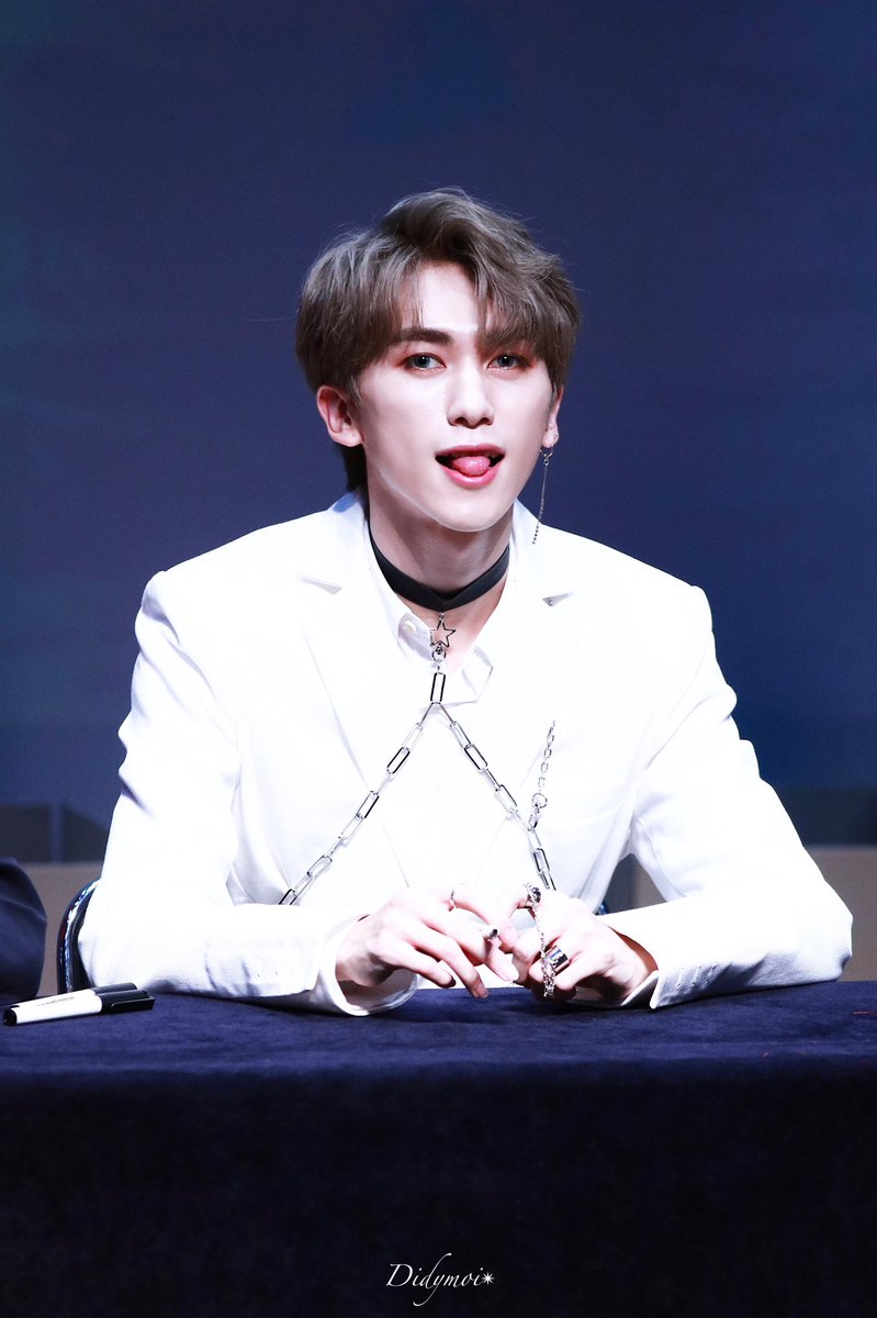 Didymoi96's tweet photo. 190824 팬싸💜
귀엽고 섹시하구 혼자 다 하는 울 웅이왕자💜
#TARGET #타겟 #ROI #로이 #주영웅 #BCBH #BABY_COME_BACK_HOME
@TARGET7_K 
@target7official 
@target7japan
✴︎https://t.co/Vf6bVTIupV
✴︎https://t.co/cvjy7zdx23 https://t.co/EbjoNoIoxD