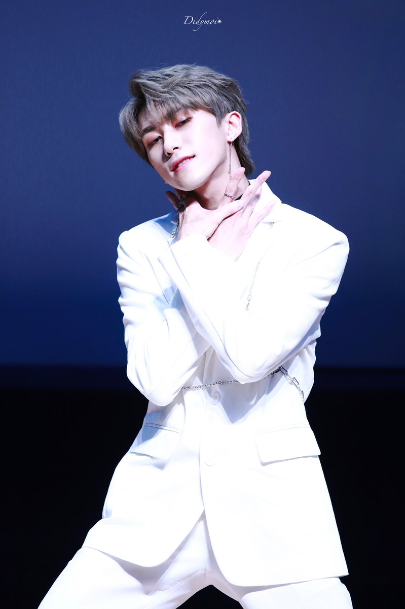 Didymoi96's tweet photo. 190824 팬싸💜
귀엽고 섹시하구 혼자 다 하는 울 웅이왕자💜
#TARGET #타겟 #ROI #로이 #주영웅 #BCBH #BABY_COME_BACK_HOME
@TARGET7_K 
@target7official 
@target7japan
✴︎https://t.co/Vf6bVTIupV
✴︎https://t.co/cvjy7zdx23 https://t.co/EbjoNoIoxD