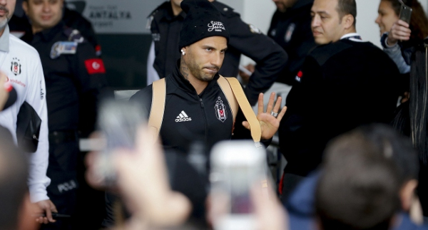 BJKHBR's tweet photo. 📢 Quaresma'ya Süper Lig'den talip çıktı https://t.co/mormRnPmuV https://t.co/WY6EeQGFyG