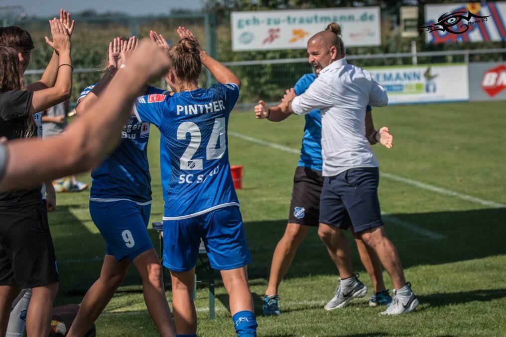 FrauenSCSand's tweet photo. 🎙"In der zweiten Halbzeit haben wir die Führung sehr gut verteidigt. Essen hatte kaum klare Chancen. Auch das heutige Spiel hat gezeigt, unser Team hält zusammen. Egal wie wir im Moment durchwechseln, dass wir auch dann keinen Abbruch haben.”
- Sascha Glass.
#SCSSGS #DieLiga https://t.co/UA0bYTulsA