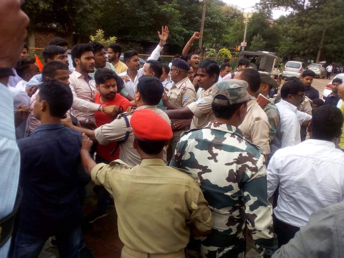 yagywalkya's tweet photo. राँची विवि में जब अर्बन नक्सल समर्थक VC डॉक्टर रामेश शरण जी का Abvp राँची महानगर के कार्यकर्ताओं ने किया VC का काले कपड़ा दिखाकर स्वागत।ज्ञात हो कि VC ने धारा ३७०हटायें जाने पर VBU के आयोजित दीक्षांत समारोह को रद्द किया था।साथ हीं महामहिम का अपमान हुआ था।
#VBUVCGOBACK https://t.co/xDFun2K1Jb