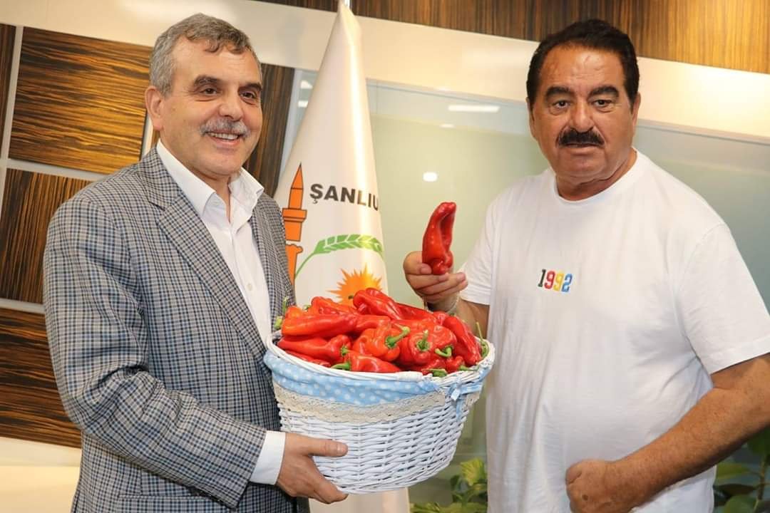 SANLlURFA's tweet photo. İmparator İbo, Şanlıurfa Büyükşehir Belediye Başkanı Zeynel Abidin Beyazgül'den  İsot sepetini kaptı 😀 https://t.co/cdE3tPCIR5