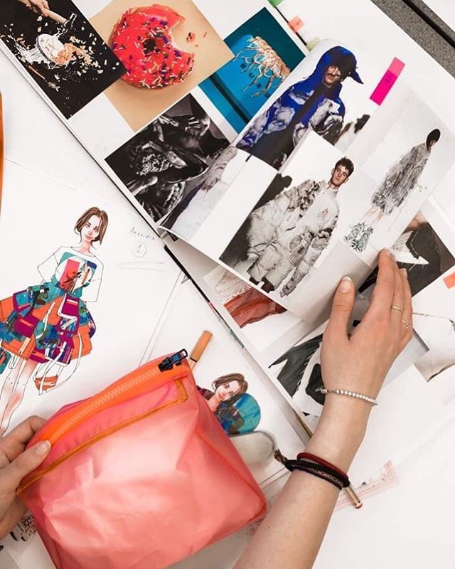 #makingof
Ludovica Rossi dell’@istitutosecoli è già a lavoro! Tutti prontissimi per la nuova edizione di FGI 🔥 .
. #fashiongraduateitalia #piattaformamoda #basemilano #fgi2019 #fashionweek #potd #tbd #design #fashion #milano #fashionschool #fashionev… ift.tt/2HnbhHa