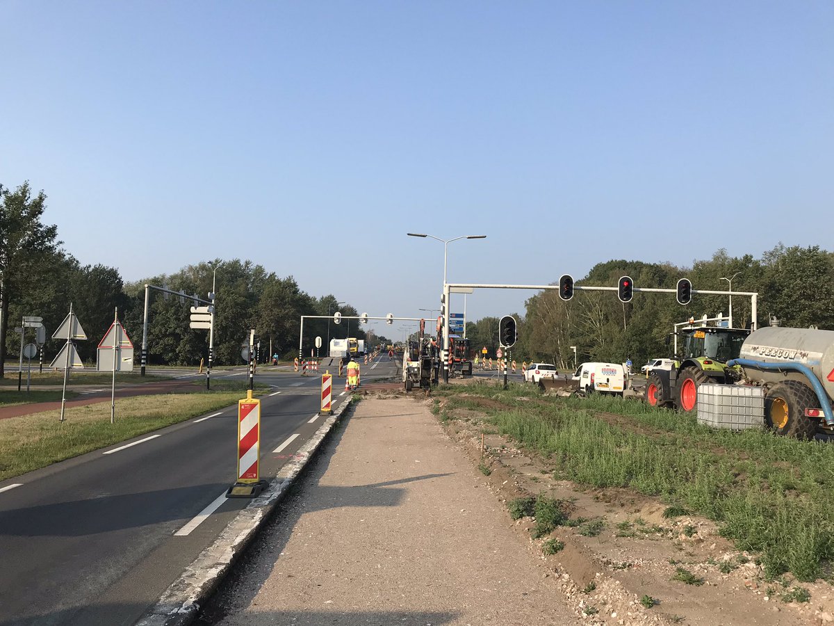 Vandaag is @Strukton gestart met de werkzaamheden aan de Hasselerbaan te Hengelo. We gaan de kruising verbreden met een rijbaan die de doorstroming gaat bevorderen.