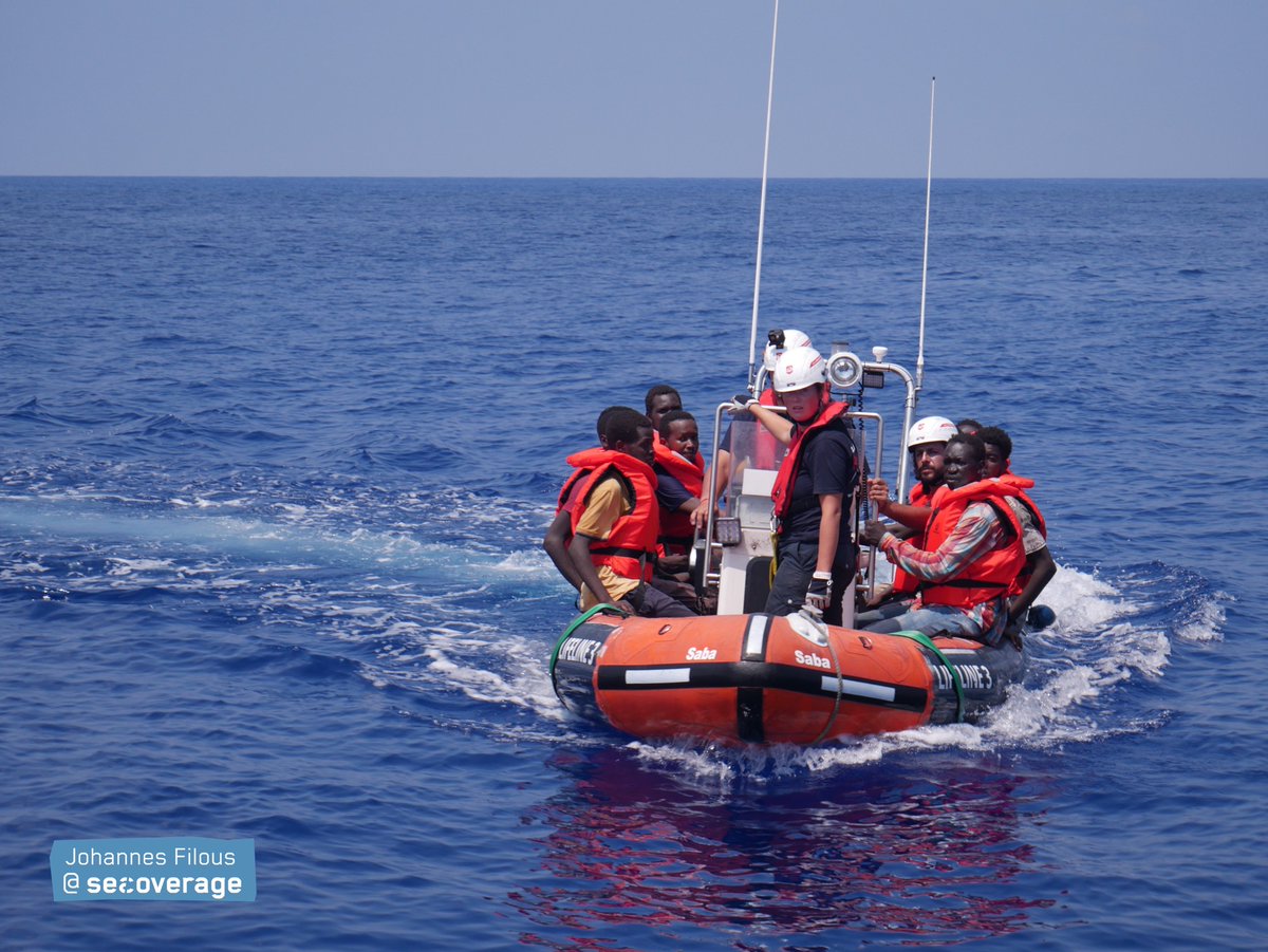 seacoverage's tweet photo. Die #Eleonore hat die ca. 100 Menschen aus Seenot gerettet. Viele wurden mit dem RHIB vom sinkenden Rubber Boat zur Eleonore transferiert. Die letzten ca. 40 Menschen mussten direkt vom Rubber Boat übernommen werden, da sich die Luftkammern weiter leerten. #Seenotrettung https://t.co/dDw3n6obyQ