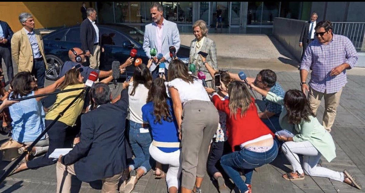 Vaig a fer demagògia que encara és agost.
República Vs Monarquia.