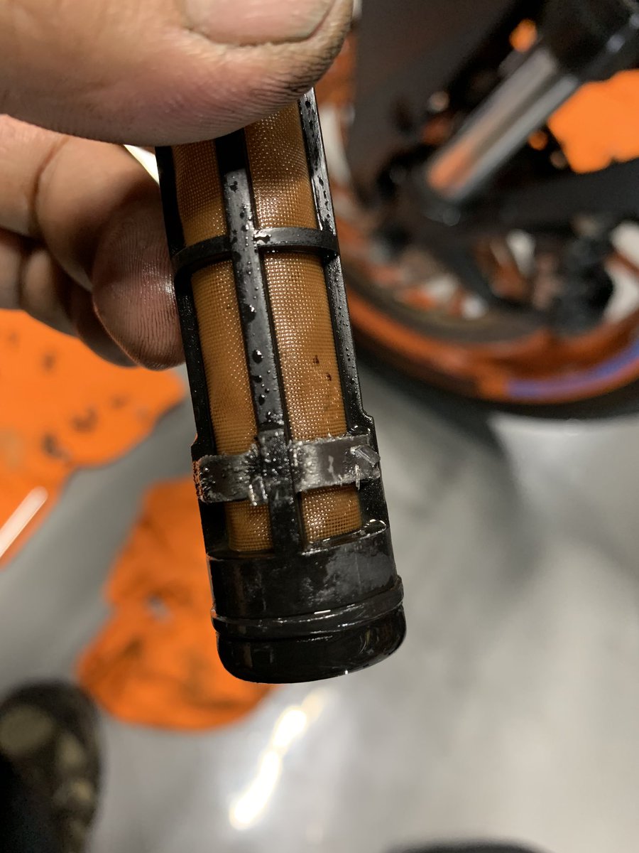 balzstore's tweet photo. KTM RC390✨オイル交換整備です
サーキットユースの多いこの車両はオイルの汚れもだいぶ進み、ストレーナにも気になる金属片が…
皆様も、要チェックや。
#オイル交換
#MOTUL
#300V
#390duke
#rc390
#1290duke
#balzstore
#バルズストア
#motorcycle
#モーターサイクル
#バイク好きな人と繋がりたい https://t.co/8INhkfvSc9