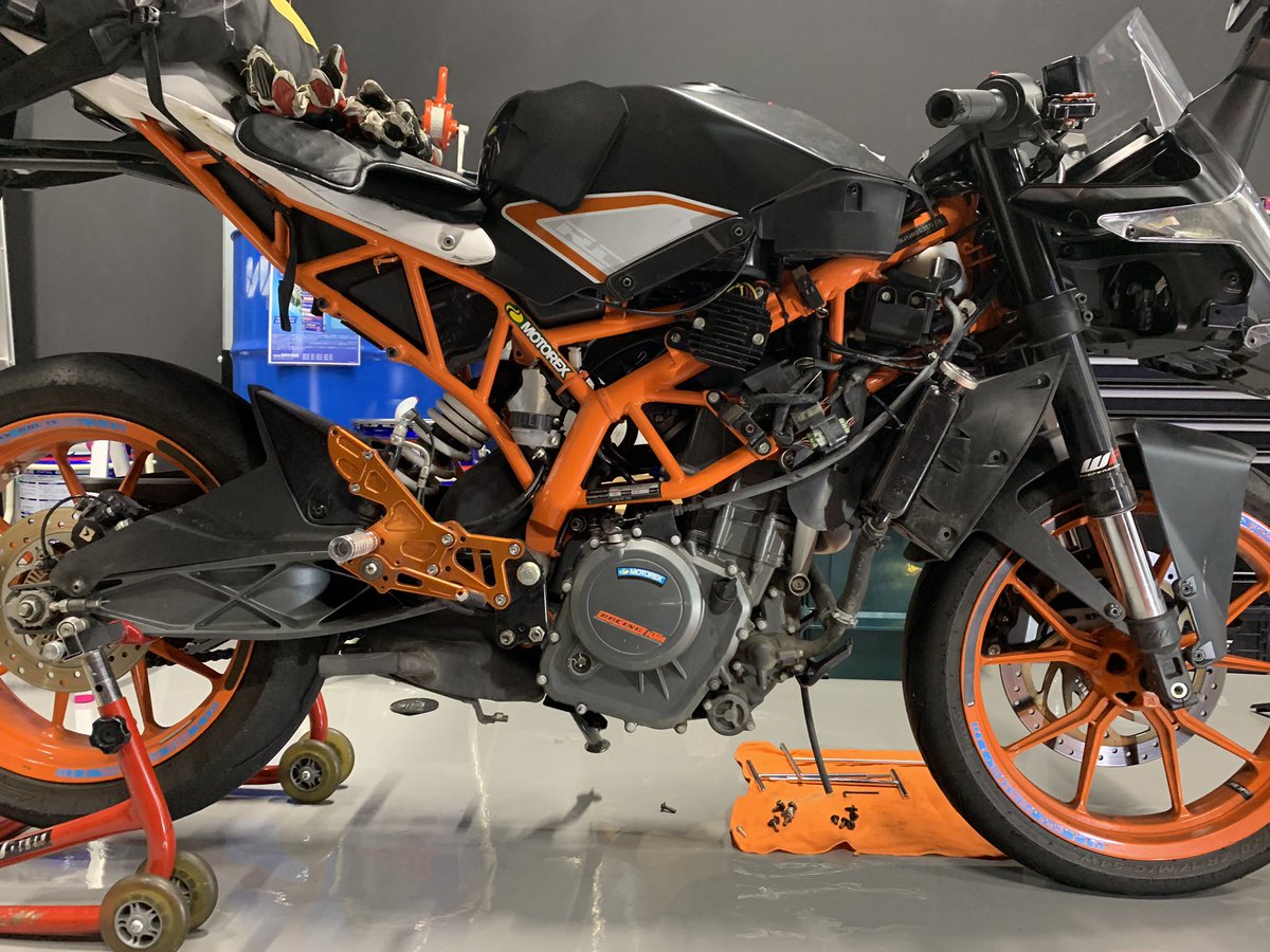 balzstore's tweet photo. KTM RC390✨オイル交換整備です
サーキットユースの多いこの車両はオイルの汚れもだいぶ進み、ストレーナにも気になる金属片が…
皆様も、要チェックや。
#オイル交換
#MOTUL
#300V
#390duke
#rc390
#1290duke
#balzstore
#バルズストア
#motorcycle
#モーターサイクル
#バイク好きな人と繋がりたい https://t.co/8INhkfvSc9