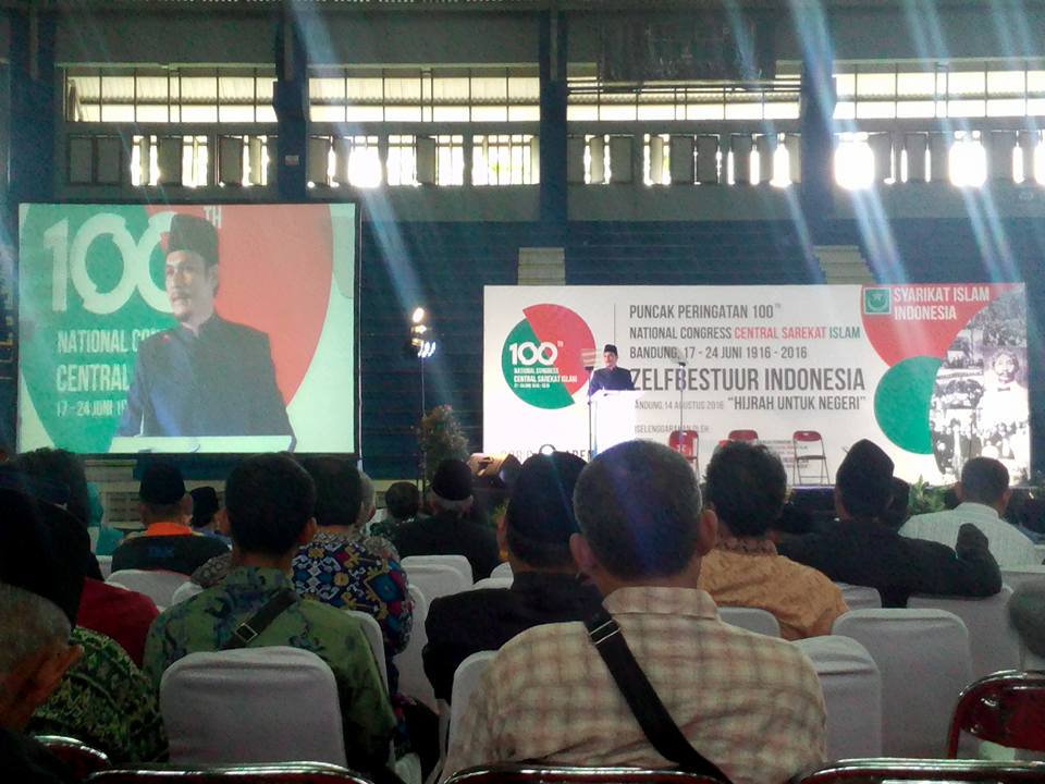 DPPSII's tweet photo. Di mata Tjokroaminoto, hanya dgn bergerak di bidang politik, ummat Islam dapat mencapai kemerdekaannya. 
@MuflichC
#Zelfbestuur
#SyarikatIslamIndonesia
#PSII

Billaahi fie sabilil Haq. https://t.co/IoB751kDNR