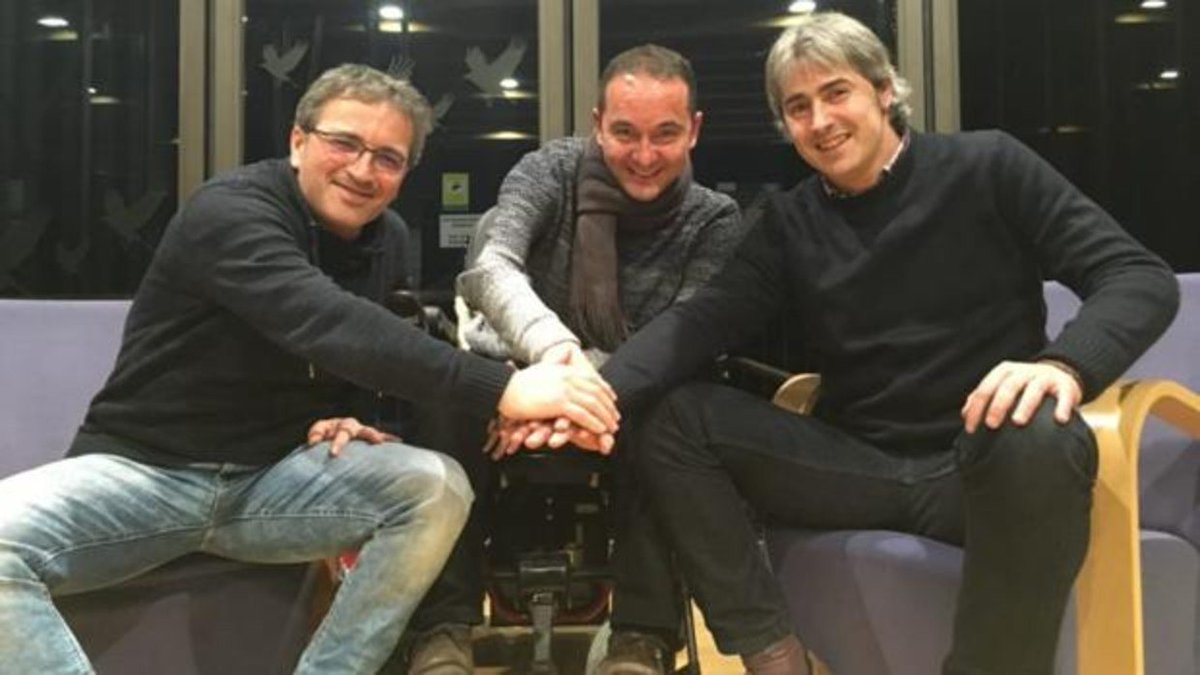 Humexe_eu's tweet photo. Rubén Zulueta, José Ignacio Fernández y Miguel Ángel Guede cuando han recorrido 790 kilómetros del Camino de Santiago en silla de ruedas, para notificar al Ayuntamiento las dificultades que encuentren en el camino.
💠 https://t.co/fkhQbTolFl
#Humexe #CaminoSantiago #SillaRuedas https://t.co/5VWFD0oykP