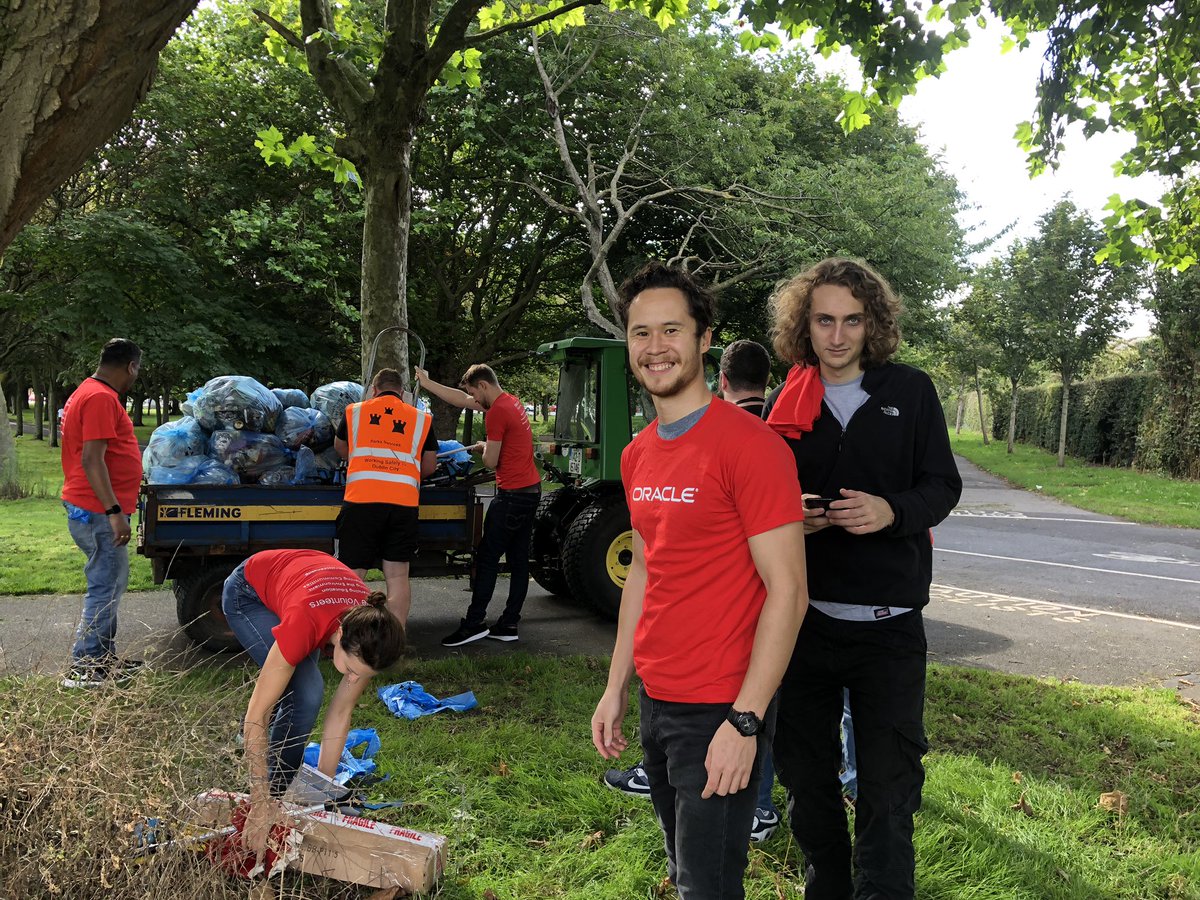 On Friday, our #ODSalesGrad @LyTeiva joined other #OracleVolunteers at Fairview Park for a park clean up 🧹🚮

Thanks for helping Teïva, and great job everyone!👏🏼

#LitterPicking #CorporateCitizenship #CSR #OracleDigital #Dublin