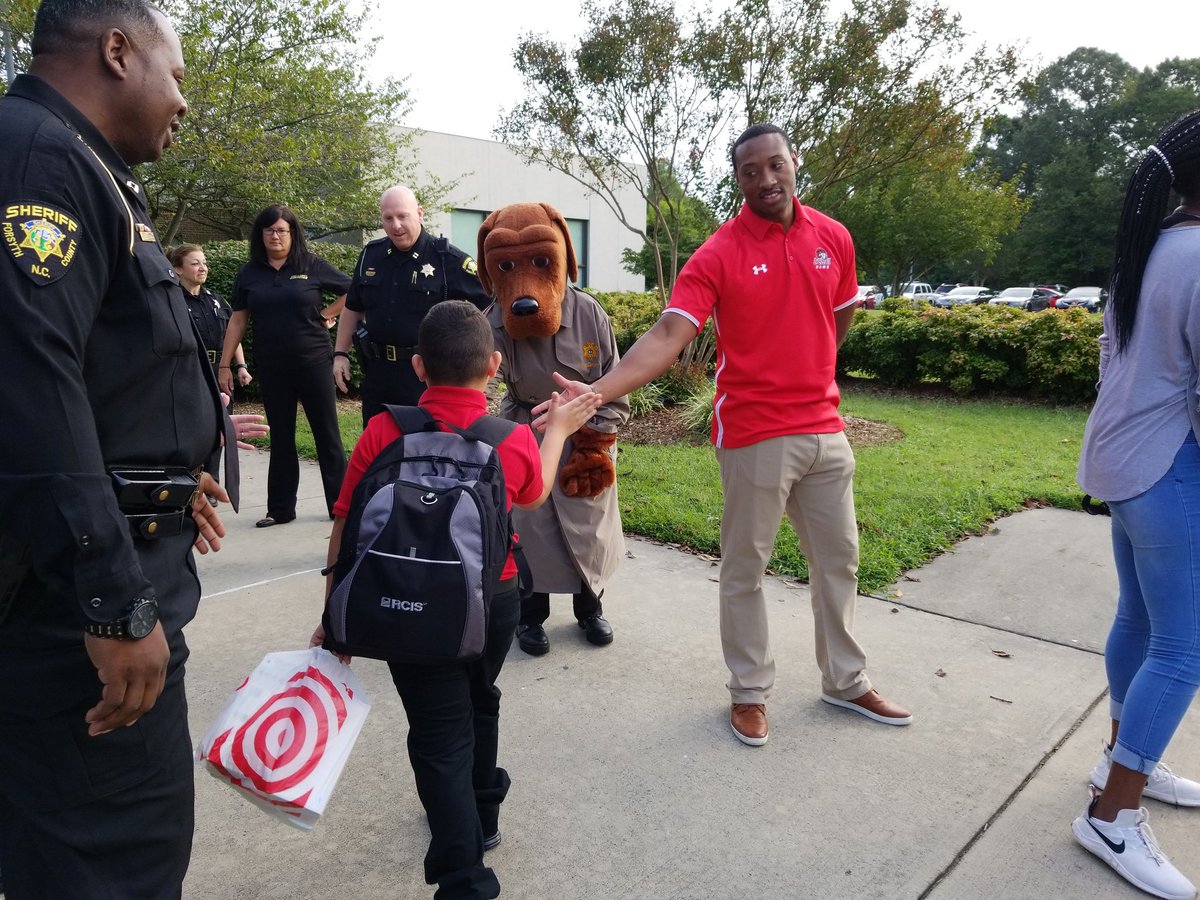 wsfcs's tweet photo. High Fives to incoming students at @nhpanthers from #ForsythCountySheriffs dept, @WSSURAMS @WSSU_Athletics &amp; #PiedmontInternational Athlete's.  Have a Great First Day of School. https://t.co/ljgfwBAZmg