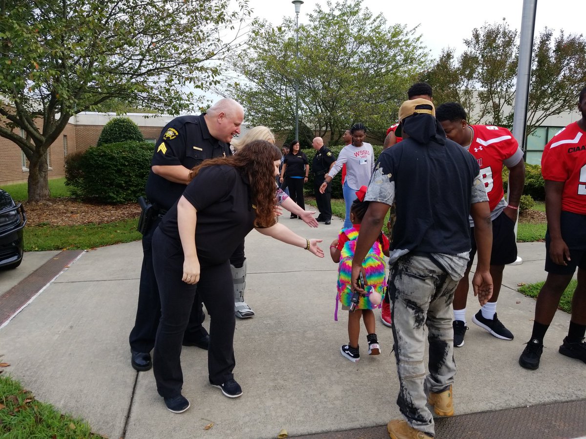wsfcs's tweet photo. High Fives to incoming students at @nhpanthers from #ForsythCountySheriffs dept, @WSSURAMS @WSSU_Athletics &amp; #PiedmontInternational Athlete's.  Have a Great First Day of School. https://t.co/ljgfwBAZmg