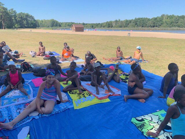villedegrigny91's tweet photo. Aujourd’hui, les enfants de l’accueil de proximité des Tuileries profitent du #soleil et de la #fraîcheur de l’étang de la Vallée de #Combreux !🌞💦🏊‍♂️👍😀 https://t.co/FVugyTKGj5