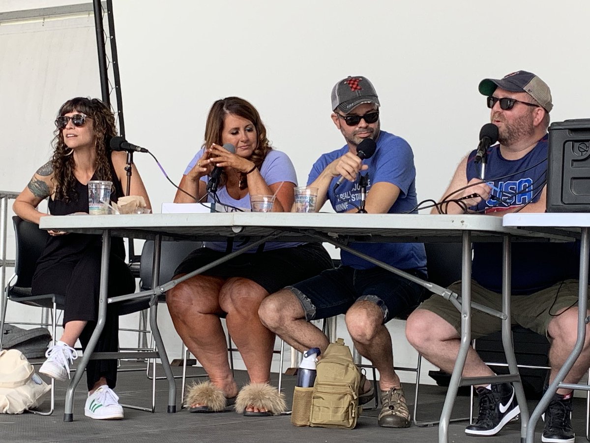 AlexisLarumbe's tweet photo. I got to meet my favorite pod people yesterday and it was so fun and amazing 🥰 @wrongaboutevery @mrotzie @javimorillo @justamykoch @BrianRMcDaniel https://t.co/yJRjUAAGuO