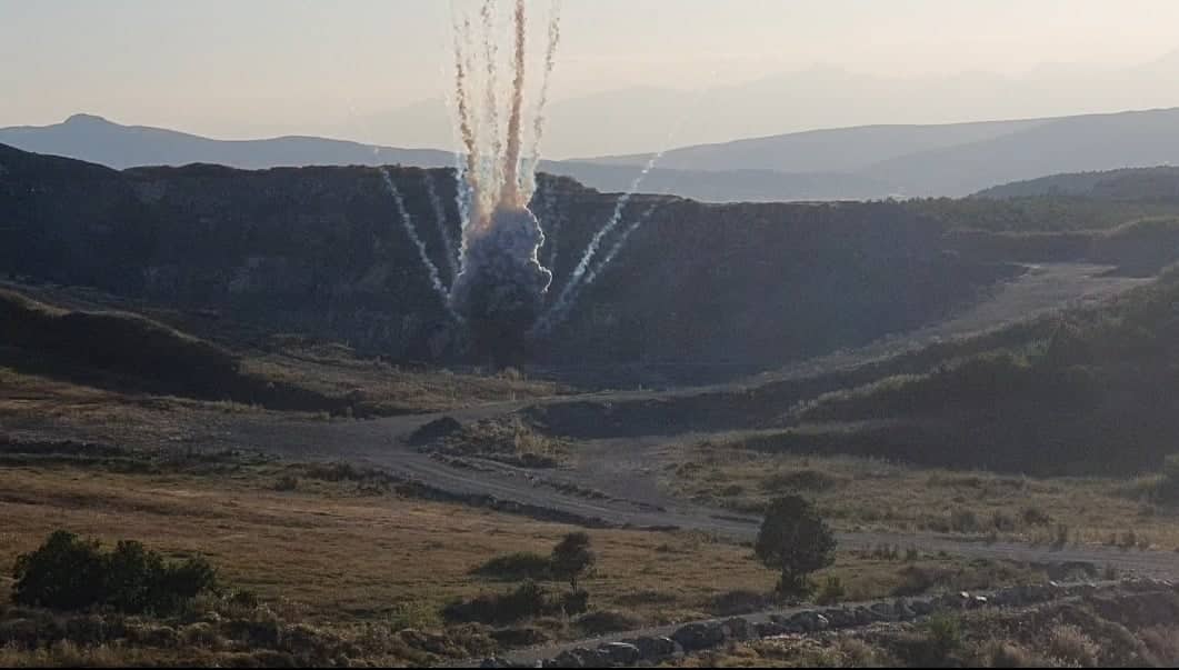 #FSK-ja demoloi mbi 200 mjeteve eksplozive të pashpërthyera. Pjesëtarët e Komp. së Deminimit(EOD) të #FSK, brenda javës kanë gjetur mbi 200 mjete eksplozive të pashpërth. në Ferizaj. Eksplodimi i kontrolluar është kryer nga pjesëtarët e EOD #FSK dhe EOD të #SHBA poli. e Harilaqit