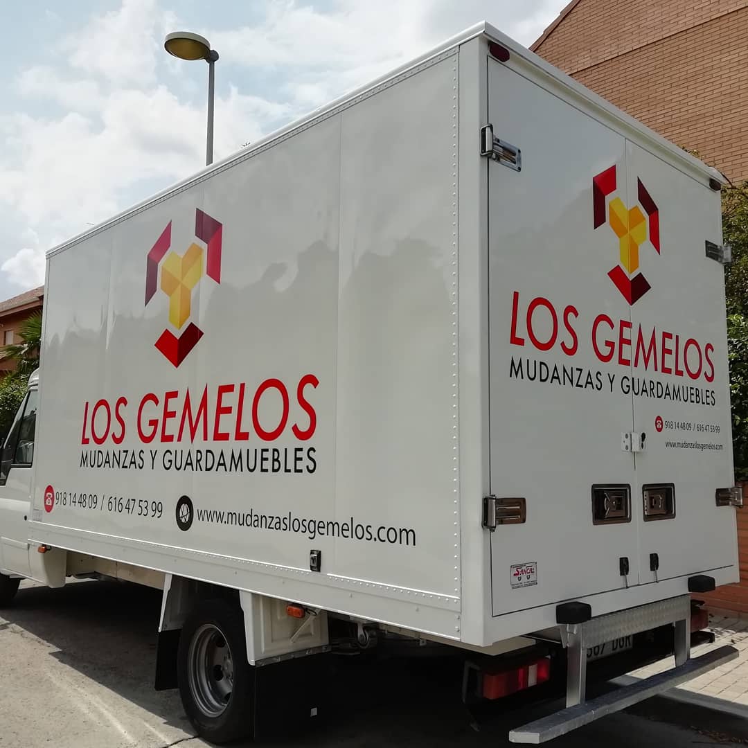 artyvinilo's tweet photo. Esta es la nueva imágen que hemos creado e implementado para #Mudanzas y #Guardamuebles #LosGemelos

en Villanueva de la Cañada - Madrid

¡Mucha suerte en este nuevo proyecto y gracias por confiar en nosotros!

#diseño #imagencorporativa #logotipo #design #rotulación #publicidad https://t.co/DP6HXxh5hR