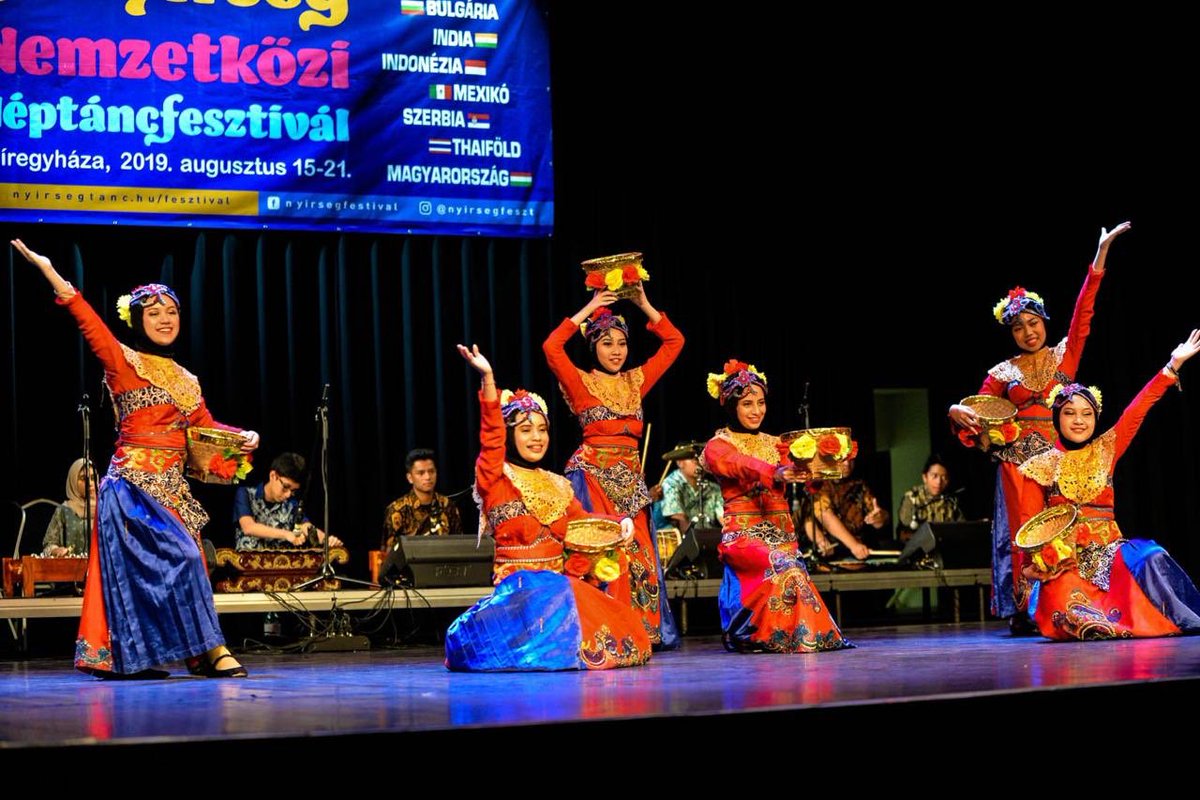 CIOFF_Indonesia's tweet photo. Without Borders / International Folk Dance Gala - VMKK (Cultural Center)
Tokecang dance, Piring Dance, and Kareppa Dance

Costume of world contest. Indonesia won 2nd place!💃🏻✨

#CIOFF #CIOFF_Indonesia #SHARECULTURE #whyCIOFF https://t.co/kJgh6ZMNtY