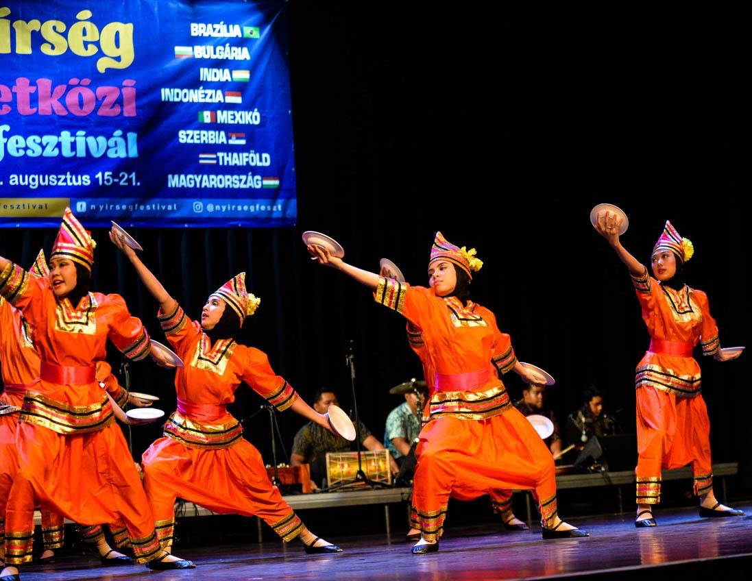 CIOFF_Indonesia's tweet photo. Without Borders / International Folk Dance Gala - VMKK (Cultural Center)
Tokecang dance, Piring Dance, and Kareppa Dance

Costume of world contest. Indonesia won 2nd place!💃🏻✨

#CIOFF #CIOFF_Indonesia #SHARECULTURE #whyCIOFF https://t.co/kJgh6ZMNtY