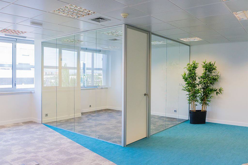 lambdatres3's tweet image. Las #mamparas para #oficina son una excelente solución si buscas un cambio y quieres evitar los inconvenientes de la obra. Transparentes, ciegas, simples, dobles... ¡Elige la ideal para tu oficina con #Lambda3! 🥰↪️ lambdatres.com/mamparas-de-of…