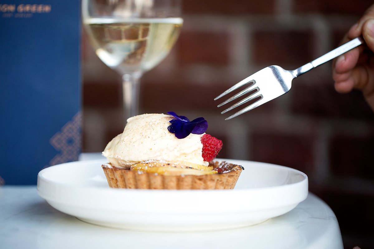 You can always "just have a look" at the dessert menu...
#hixongreen  hixongreen.co.uk/?utm_source=Tw…