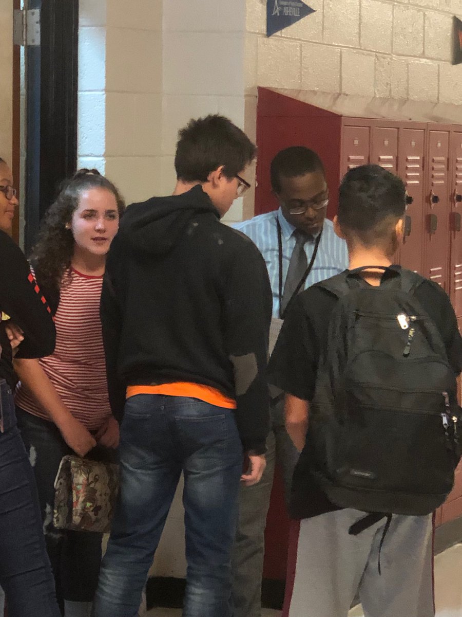 DiggsTosha's tweet photo. @CravenCoSchools #ccsbacktoschool #cravenfirstday Havelock MS Ms. Harth & Mr. Drew getting the students ready for class! https://t.co/PZcTrkWSpi