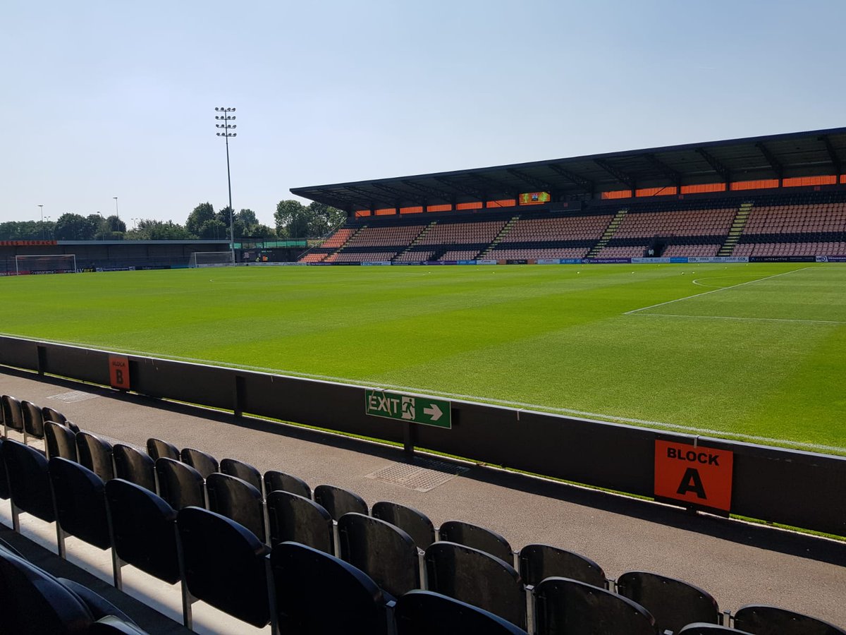 NiallHazlehurst's tweet photo. Game Day Torquay 3pm ko nice bright lines by @RigbyDanny @BowcomLineMark Atomic. Pro-turf has had a nice kick over the weekend @SGreenhough Yes the sun's out but we will all go in hiding soon once winter is here for a few months 😂😂😂 https://t.co/n9TTbypC1M