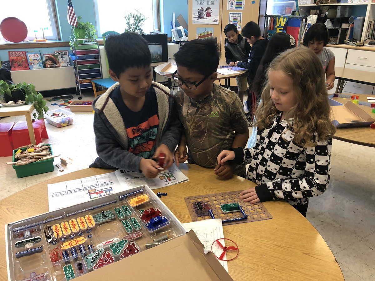QUES 2nd graders build circuits! <a href="/write2bliterate/">Joanie Hovatter</a> <a href="/fanninmt/">FDES-AP</a> @jvanheukelum