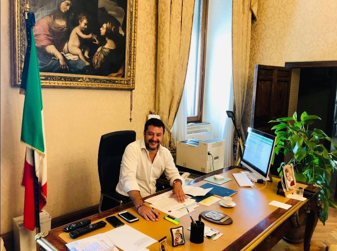 l_patrizia's tweet photo. Da quando si è dimesso è sempre incollato alla poltrona del suo ufficio, al Viminale.
(ma nel 2019 c’è stato solo 30 giorni) 

Notare le foto dei figli e dei vari santi e madonne rivolte verso chi guarda.
Un cialtrone. https://t.co/pjbYOS4Zk8