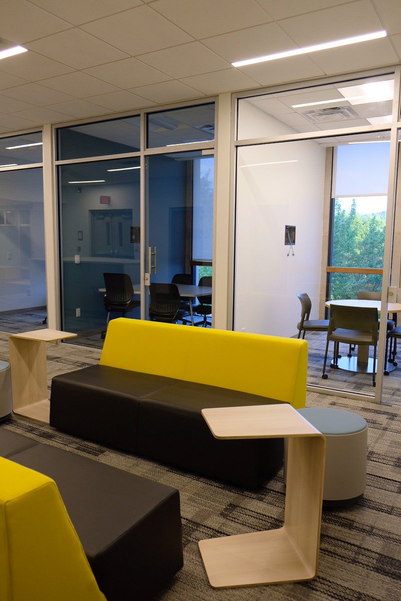 LycomingCollege's tweet photo. Happy first day of classes, Warriors! 📚 Enjoy the newly renovated Academic Center classrooms and study lounges! What a great way to start the semester! #ThinkDeeply #ActBoldly #HelloSchool #GoodbyeTile https://t.co/SxK8PNv269