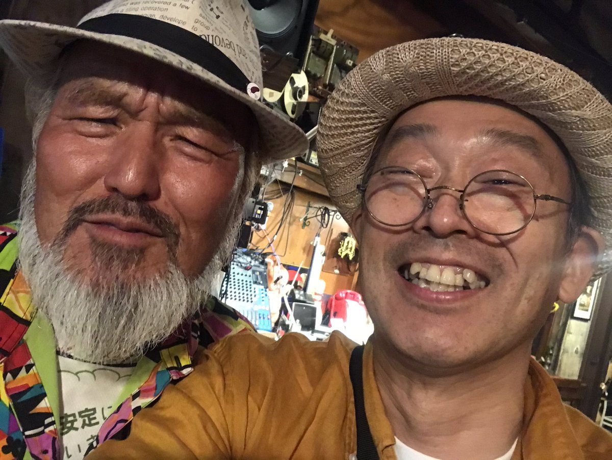 okayan777jp's tweet photo. 懐メロユニット ON砲です。昨夜は、ムッシュさんからお誘い頂き、ON砲として初めて高架57に行って参りました。🤗丁度この日は、ムッシュさんののbirthdayでもあり、楽しく賑やかなライブになりました。😊また、マスターの素晴らしい歌声も聴け、充実した楽しい時間を過ごせました。皆さん、有難う。 https://t.co/aQUoyCAJEC