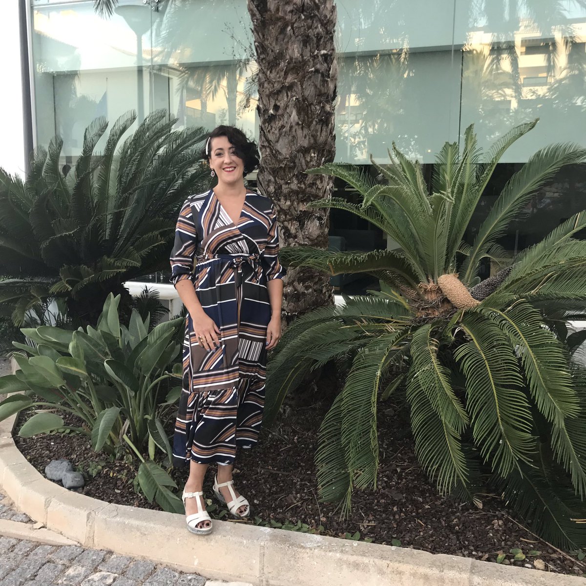 I wore the Zara dress last night from my new collection of dresses on my online shop. I felt fab wearing it out for dinner. Love the colours, the multi stripe detail and the length is so on trend. It’s the perfect dress for all year round
laineystyle.com/collections/dr…
Happy Styling xx