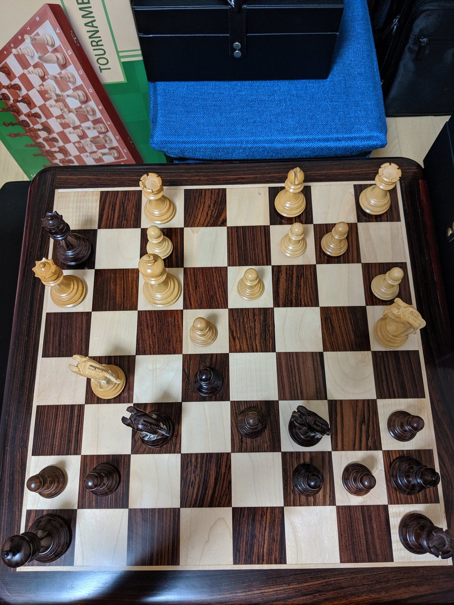 ChessplayerCS's tweet image. 黒の手番、
2手で白をチェックメイト。

白のキングをツークツワンクにかける。