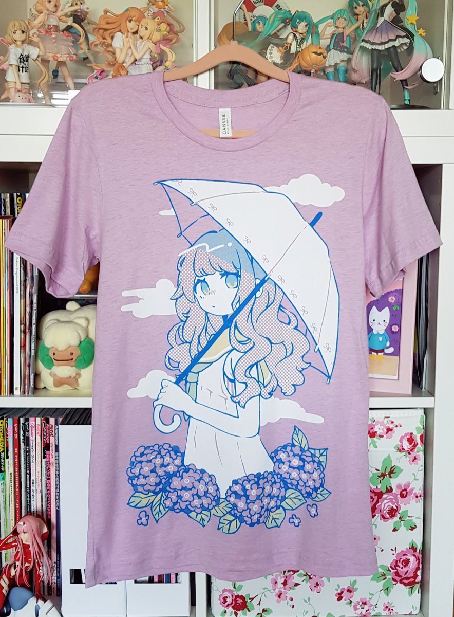 RequiRequi's tweet photo. 🌧 Fuwa Fuwa Hydrangea 🌧

My new screenprinted shirt design for Connichi💕 / Mein neues Siebdruck-Shirt für die Connichi 💕 https://t.co/ttqxnmcrOa